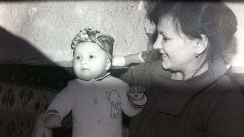 FOTO: Asemănarea dintre ea și cea care i-a dat viață este izbitoare! Iat-o pe Lora, bebeluș, alături de mama sa!