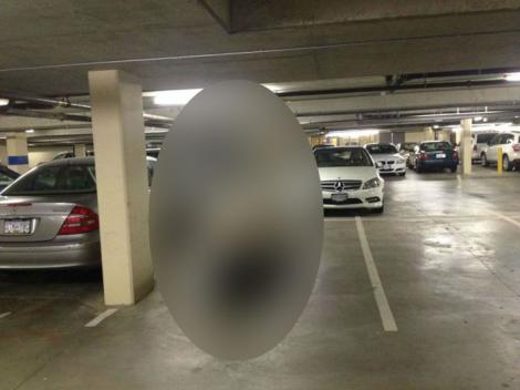 Asta e ULTIMA FIŢĂ LA MALL! Uite cum i-a şocat "ŞMECHERUL ĂSTA" pe cei care şi-au lăsat maşinile în parcarea subterană!