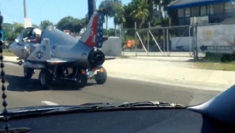 E mașină sau avion? Uite ce a filmat un șofer pe șosea!