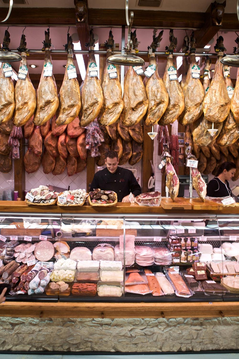 EXCLUSIV! Un rom&acirc;n a murit &icirc;ntr-un magazin din Spania, surprins la furat de somon și jambon