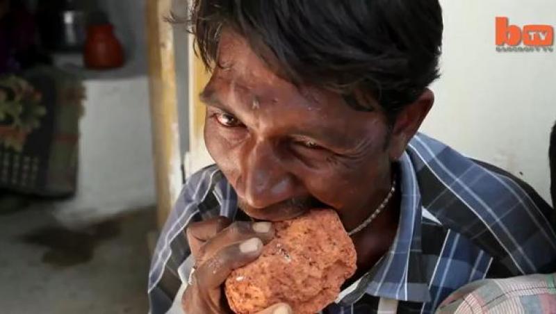 Un indian este dependent de consumul de cărămizi