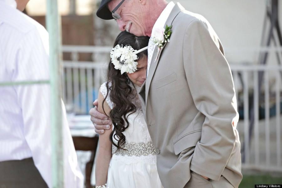 O fetiţă s-a &icirc;mbrăcat &icirc;n mireasă pentru a fi condusă la altar de tatăl ei