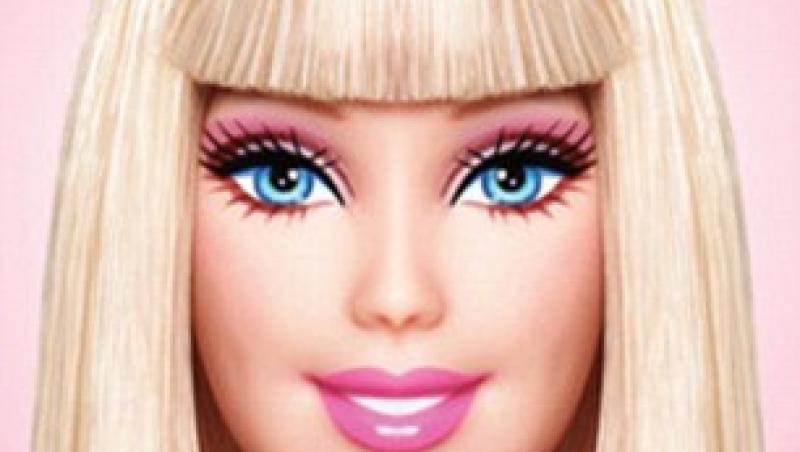Imaginea care va dezamăgi fetiţele din întreaga lume. Iată cum arată păpuşa Barbie fără machiaj