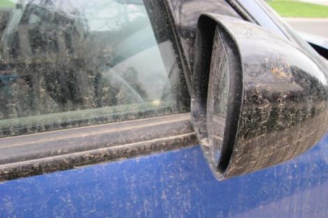 Nu vă grăbiți să curățați geamurile! "Ploaia murdară" ajunge în România