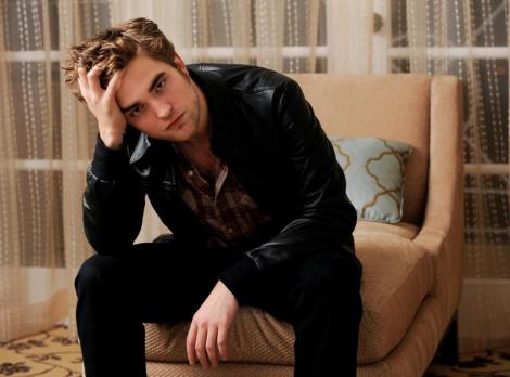 Facebook de vedetă: Robert Pattinson, vampirul pe care l-ai lăsa oricând să te muște