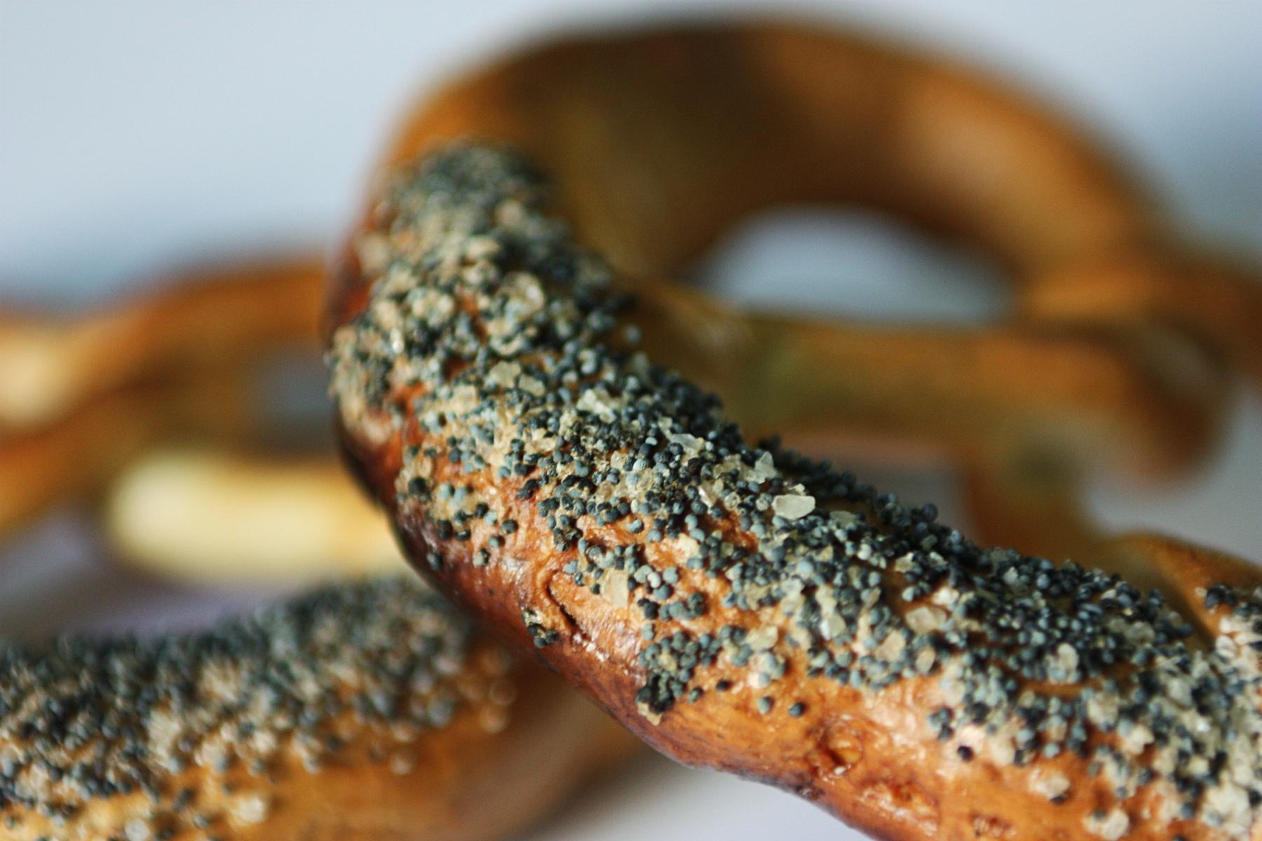 ATENȚIE! Mirosul de covrigi calzi te ademenește să-i măn&acirc;nci cu poftă? Trebuie să citești asta!