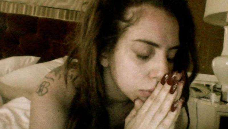 Facebook de vedetă: Nu ai mai văzut-o așa! Nemachiată, înconjurată de jucării de pluș, Lady Gaga face rugăciuni!