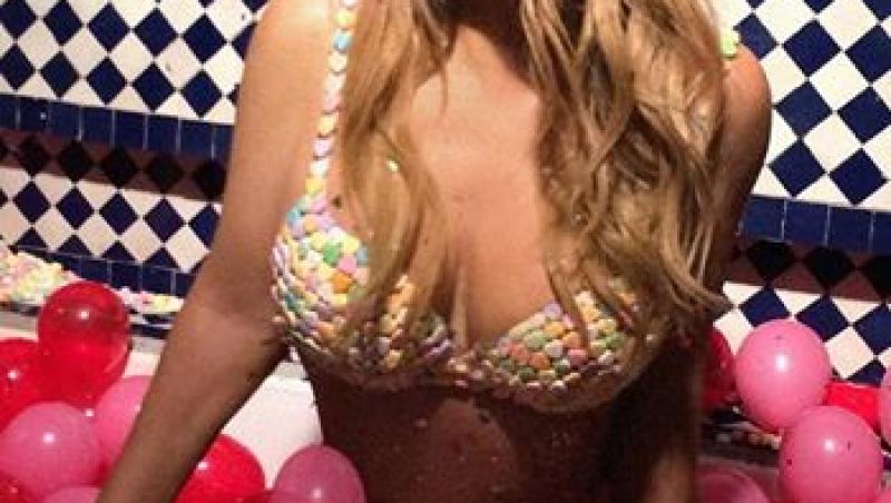Facebook de vedetă: Mariah Carey, sexy mama – mânuși de piele, șampanie, perle și lenjerie intimă