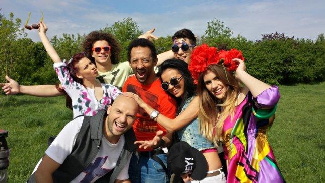 N-avem dubii! Ăsta e cel mai happy videoclip din primăvara asta! VIDEO: Alb Negru - Dubii