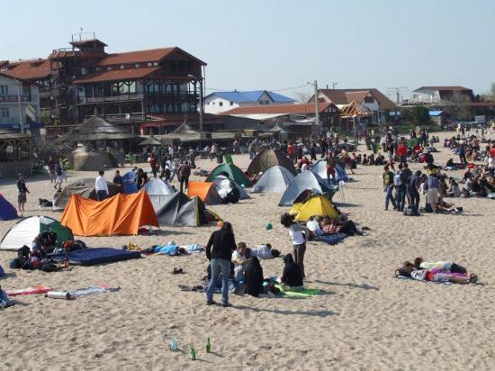 Sute de turişti au ajuns deja la Vama Veche