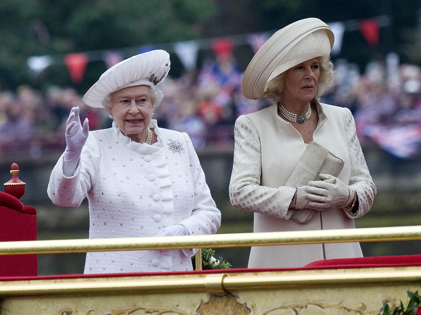 Regina Elisabeta a II-a i-a făcut un cadou inedit papei Francisc