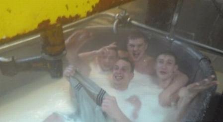 Imagini dezgustătoare dintr-o fabrică de lactate. Angajaţii făceau baie &icirc;n cuvele cu lapte