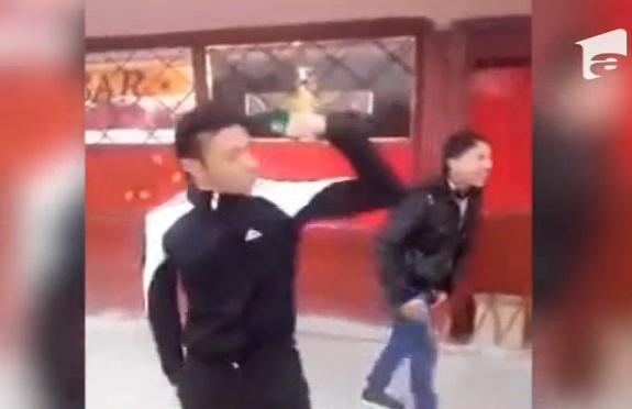 ŞOCANT! C&acirc;ţiva tineri profită de o bătr&acirc;nă cu dizabilităţi pentru propria lor distracţie