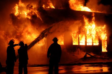 UPDATE! Au ars de vii! Trei tinere și-au pierdut viața într-un incendiu izbucnit la un restaurant din Constanța