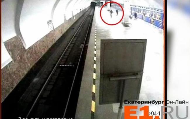 O rusoaică &icirc;şi &icirc;mpinge copilul pe şinele metroului! Scena ŞOCANTĂ, suprinsă de camerele de supraveghere