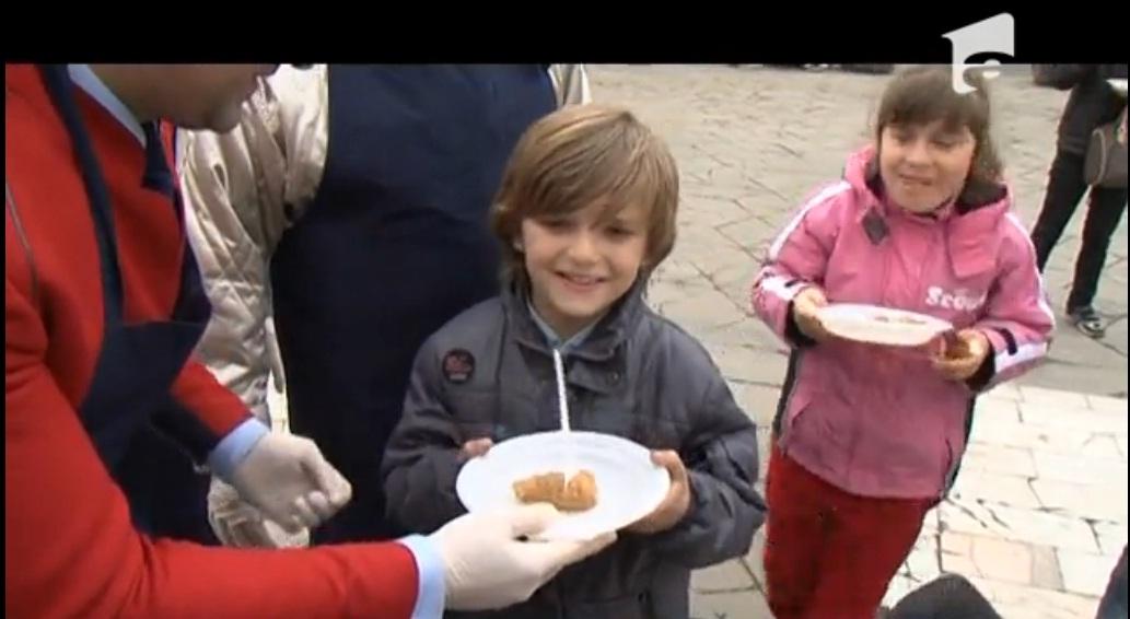 Cantina socială ambulantă: Un sătmărean a &icirc;mpărțit 100.000 de sarmale nevoiașilor