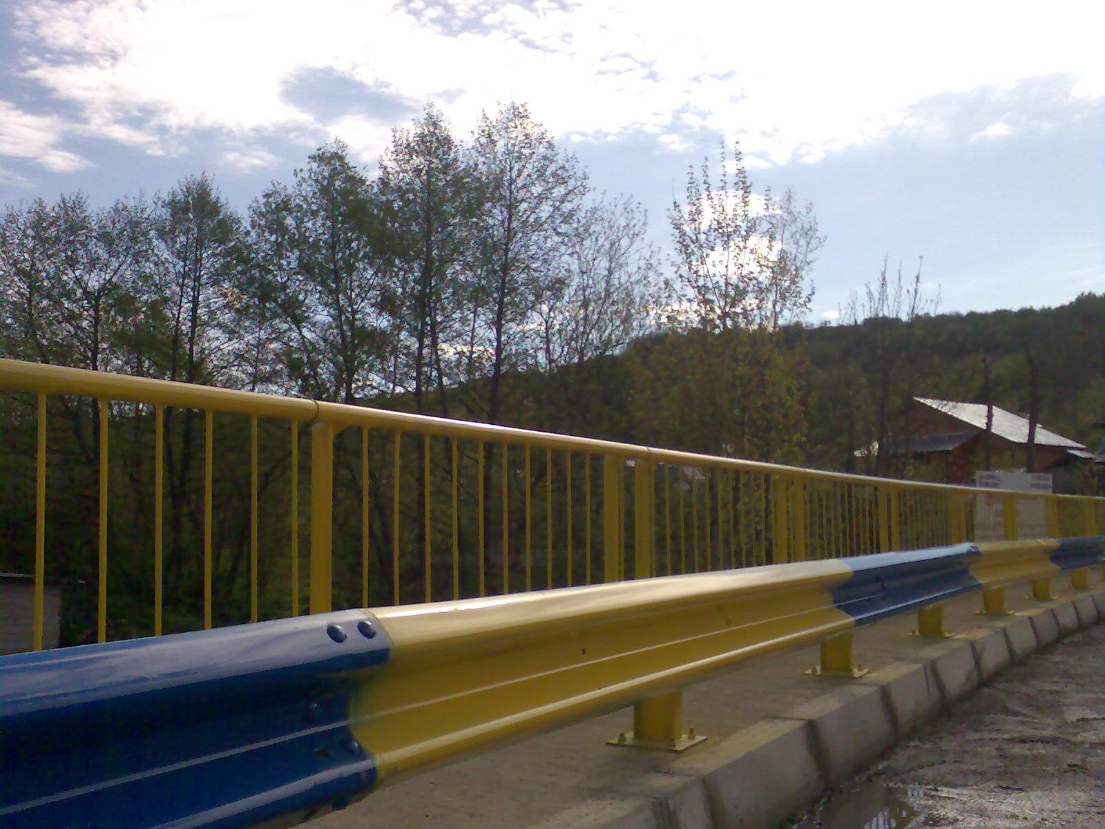 Doi muncitori care lucrau la un pod rutier au căzut &icirc;n r&acirc;u