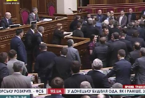 Tensiuni în Ucraina! Parlamentarii s-au luat la bătaie