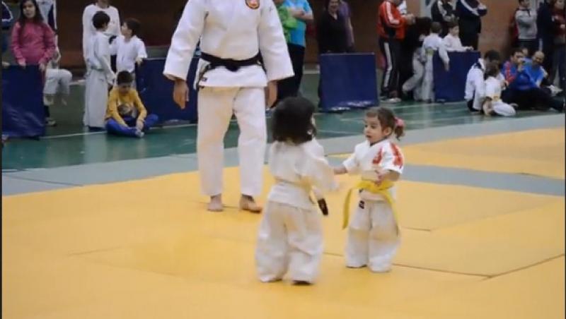 VIDEO! O luptă adorabilă: Două fetițe fac judo ca marii sportivi