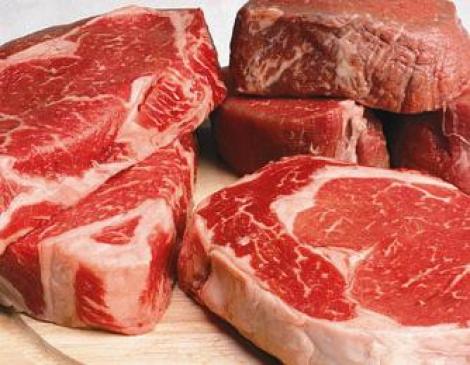 Sute de kilograme de carne alterată au fost descoperite într-o fabrică de mezeluri