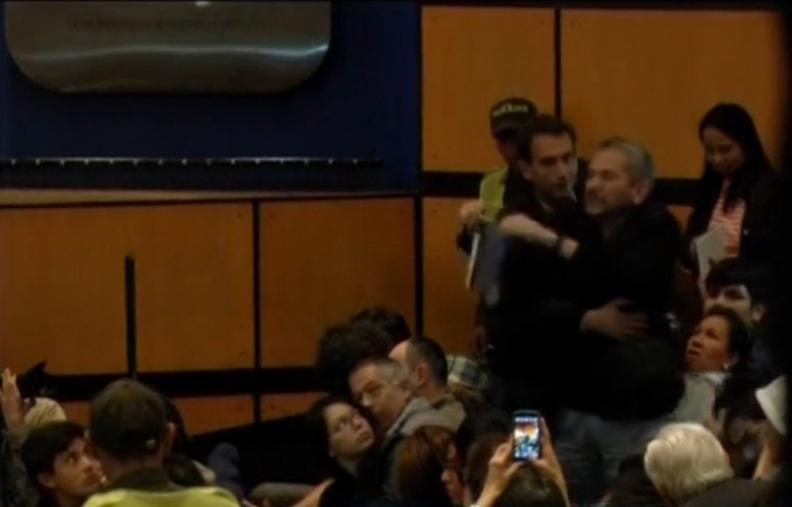 Mario Vargas Llosa, &icirc;ntrerupt la o conferință de un cititor furios care i-a rupt o carte