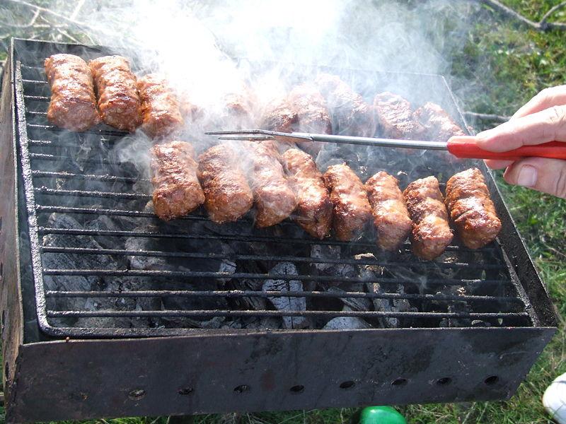 RECORD gastronomic! De 1 Mai, rom&acirc;nii au m&acirc;ncat 30 de milioane de mici