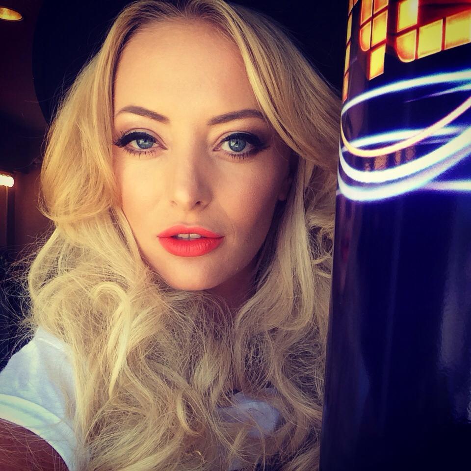 "Frumoasă. Sexy. Divă" Asta este imaginea cu care Delia şi-a &icirc;nnebunit admiratorii