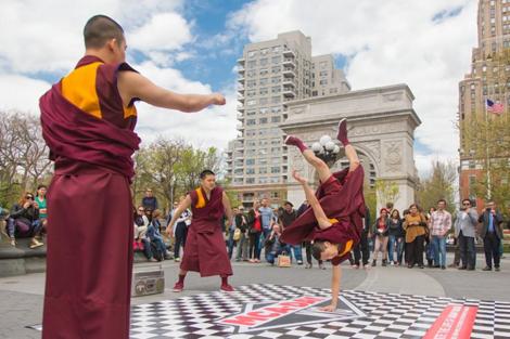 Spectaculos! Călugări budişti pe ritmuri de breakdance