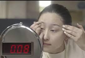 Vei r&acirc;de mult! Cum să te machiezi &icirc;n 10 secunde