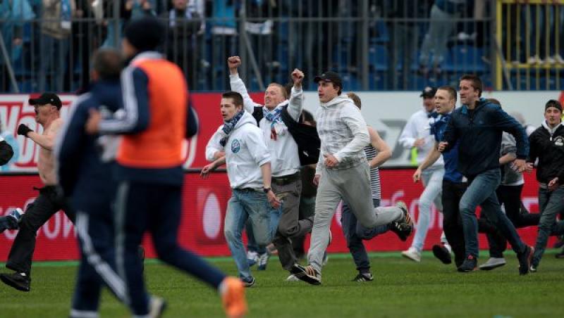VIDEO: Violenţele se mută pe terenul de fotbal, în Rusia! Suporterii lui Zenit au LOVIT un fotbalist de la Dinamo Moscova