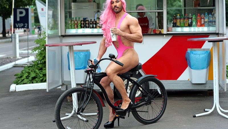 FOTO! HAZ de necaz: Și bărbații o parodiază pe controversata Conchita Wurst!
