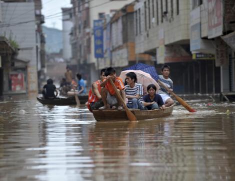 Ploi torenţiale şi inundaţii de proporţii în China! Peste UN MILION de oameni sunt SINISTRAŢI