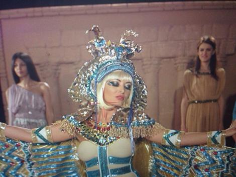 Delia şi Radu Mazăre s-au deghizat în Cleopatra şi Cezar pentru videoclipul imnului staţiunii Mamaia
