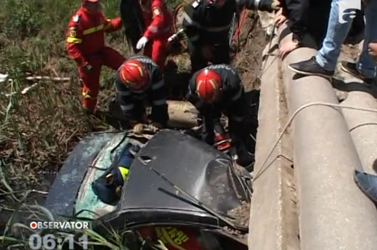 Viaţa &icirc;i at&acirc;rnă de un fir de aţă! Un t&acirc;năr din Ialomiţa a plonjat cu maşina &icirc;ntr-un canal de irigaţii