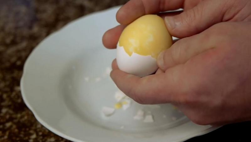Sigur vei încerca şi tu! Cum să faci omletă într-un ou fiert FĂRĂ SĂ-L SPARGI!