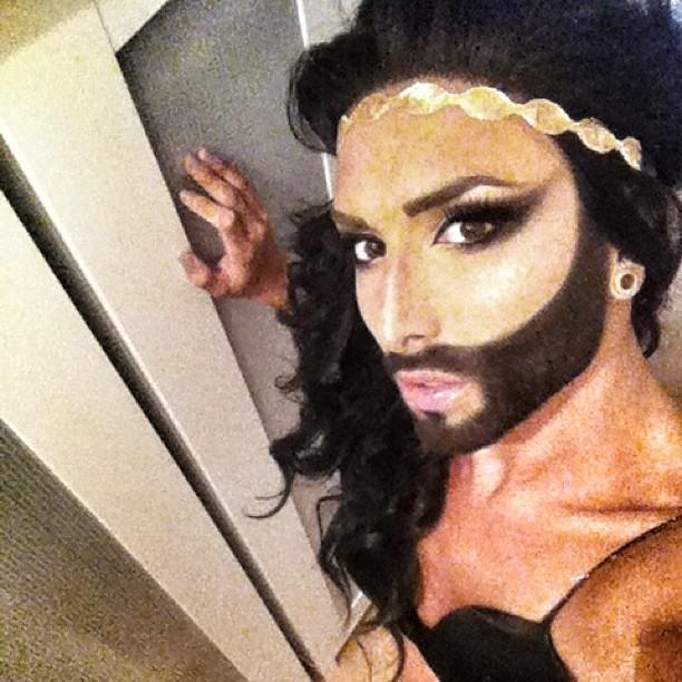 Un reporter deghizat &icirc;n Conchita Wurst a făcut furori pe străzile Londrei