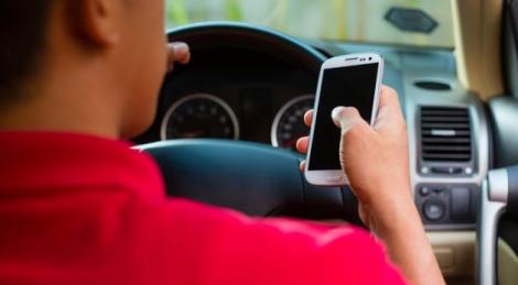 Şoferi, mare atenţie! ÎNCHISOARE şi amenzi usturătoare pentru cei care scriu SMS-uri la volan!