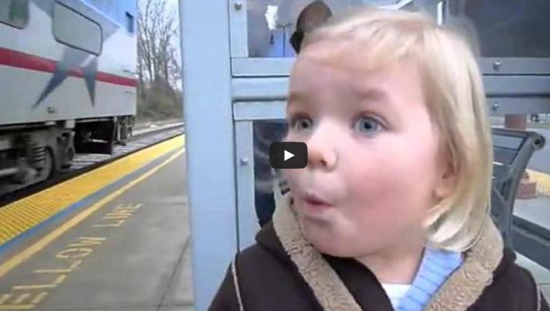 ADORABIL! Reacţia unei fetiţe când vede pentru prima dată un tren!