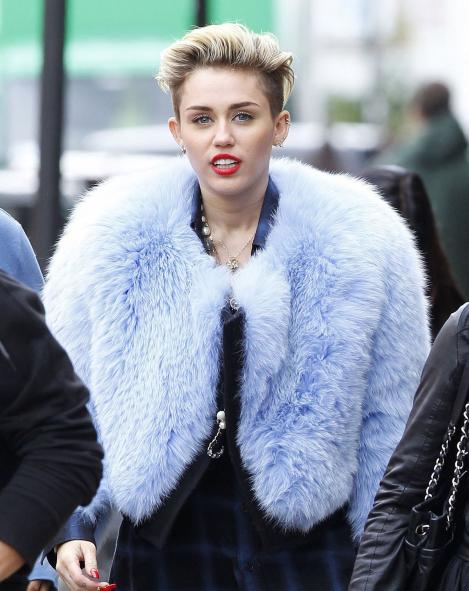 FOTO! Miley Cyrus a băut cot la cot cu mama ei, de ziua acesteia