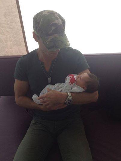 Asta e imaginea anului! Mircea Badea, la prima &icirc;nt&acirc;lnire cu fiul său!