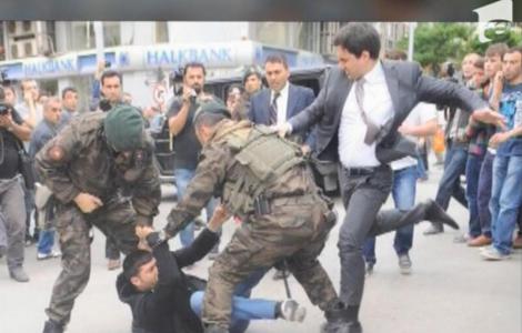 Unul dintre consilierii premierului turc, surprins în timp ce lovea un bărbat