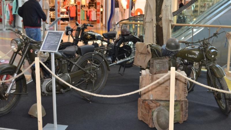 Expoziție de motociclete de epocă, într-un centru comercial din Capitală