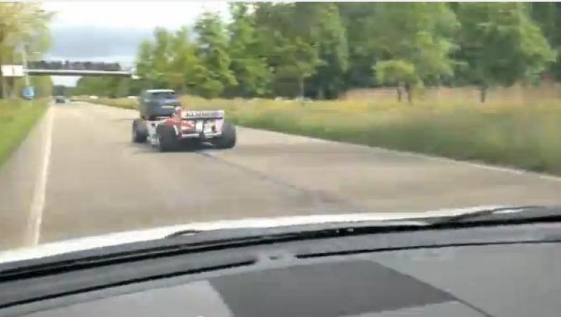 VIDEO! Surpriză de proporţii: O maşină de Formula 1 s-a ivit de nicăieri, pe o şosea