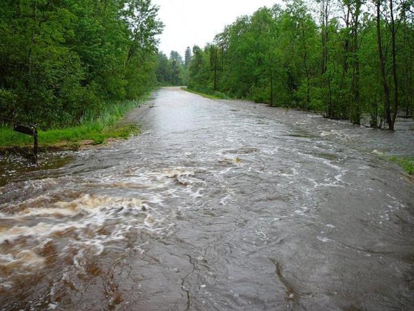Momente dramatice: Bătr&acirc;ni salvaţi din mijlocul apelor