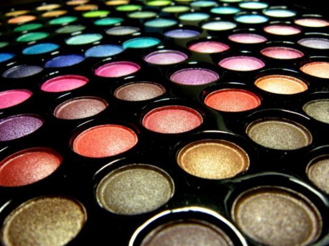 E reală și ar putea desființa industria cosmeticelor! O t&acirc;nără a inventat imprimanta pentru machiaj