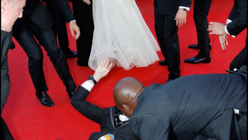 DE TOT RÂSUL! Eveniment rușinos, pe covorul roșu de la Cannes: un reporter s-a băgat sub rochia unei actrițe