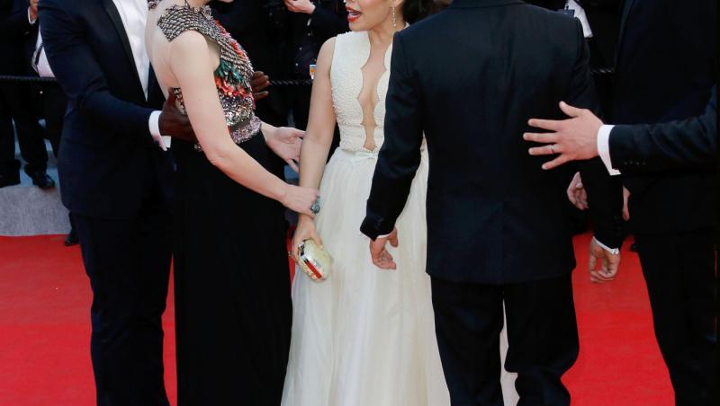 DE TOT RÂSUL! Eveniment rușinos, pe covorul roșu de la Cannes: un reporter s-a băgat sub rochia unei actrițe
