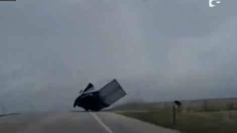Imagini terifiante în SUA! Un camion, pus la pământ de o rafală de vânt