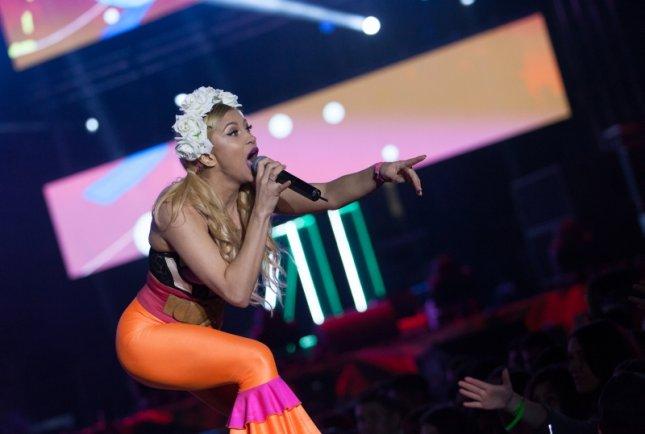 Ăsta e cel mai FRUMOS filmuleţ pe care ai să &icirc;l vezi azi! Lora, sărutată cu foc de o... pisicuţă