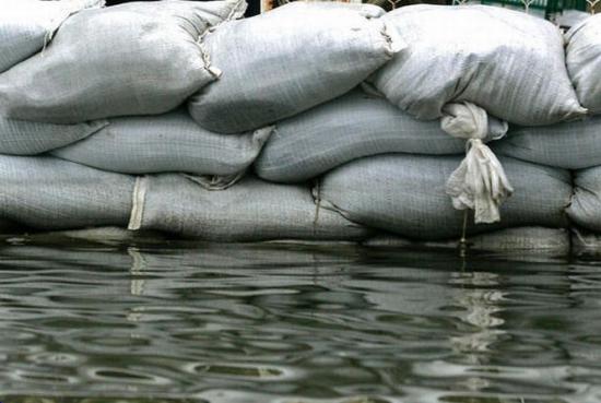 Așa cevaaa...Nisipul dus de autorităţi pe malul unui r&acirc;u pentru &icirc;ndiguiri, furat de localnici pentru a-l folosi la construcţii